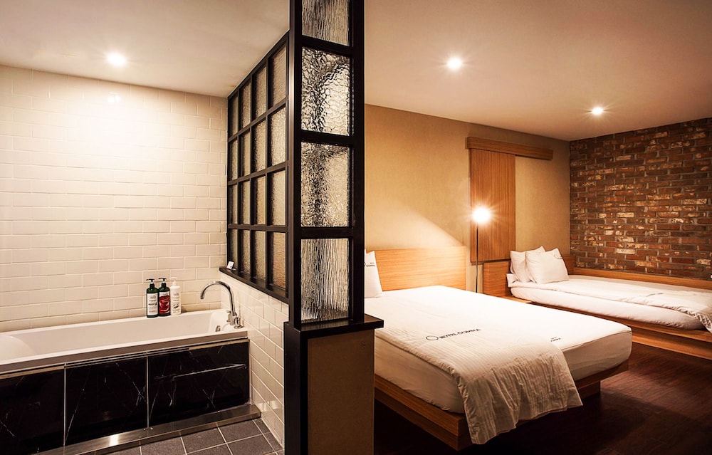 Comma Hotel Seomyeon 12/24