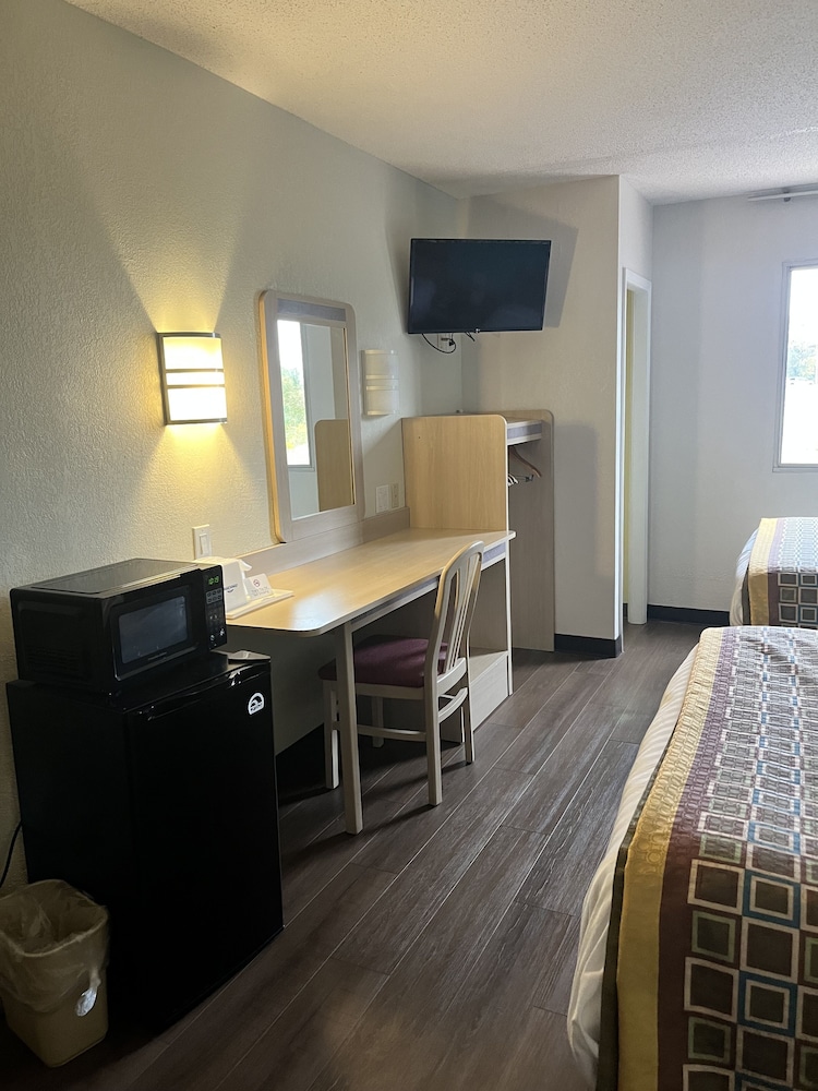 Howard Johnson by Wyndham Clarksville Tennessee 40/45