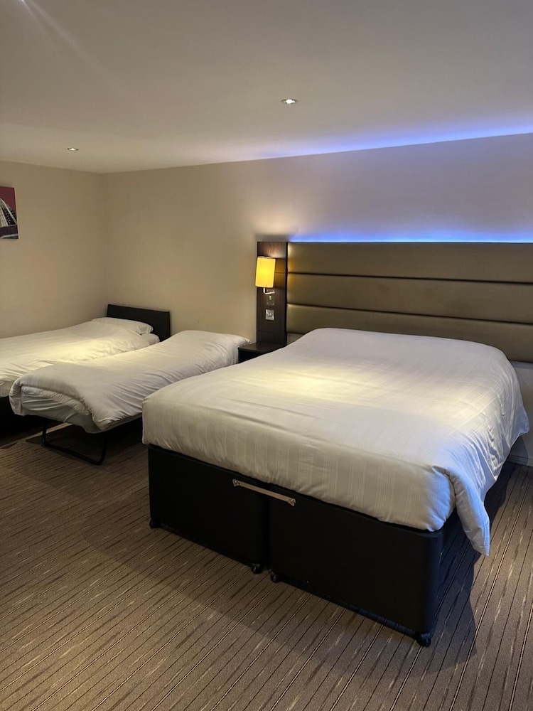 Premier Inn Wirral (Two Mills) 17/27