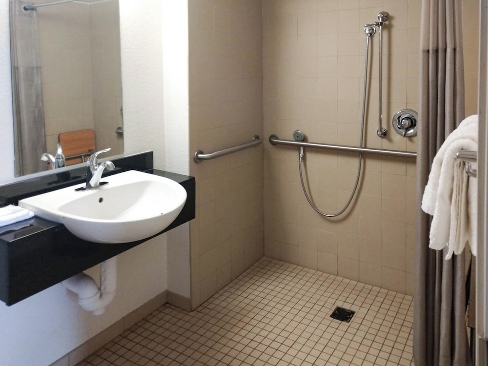 غرفة بسرير كوين لذوي الإعاقة، Motel6 Cheyenne, WY 4/7
