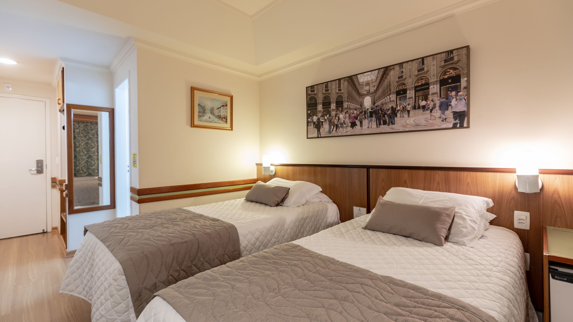 DELUXE, TWIN BEDS
