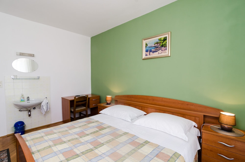 GUESTHOUSE MORETIC 3/40