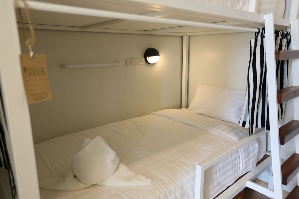 MIXED DORM, SUPERIOR, 4 BEDS, NO WINDOW