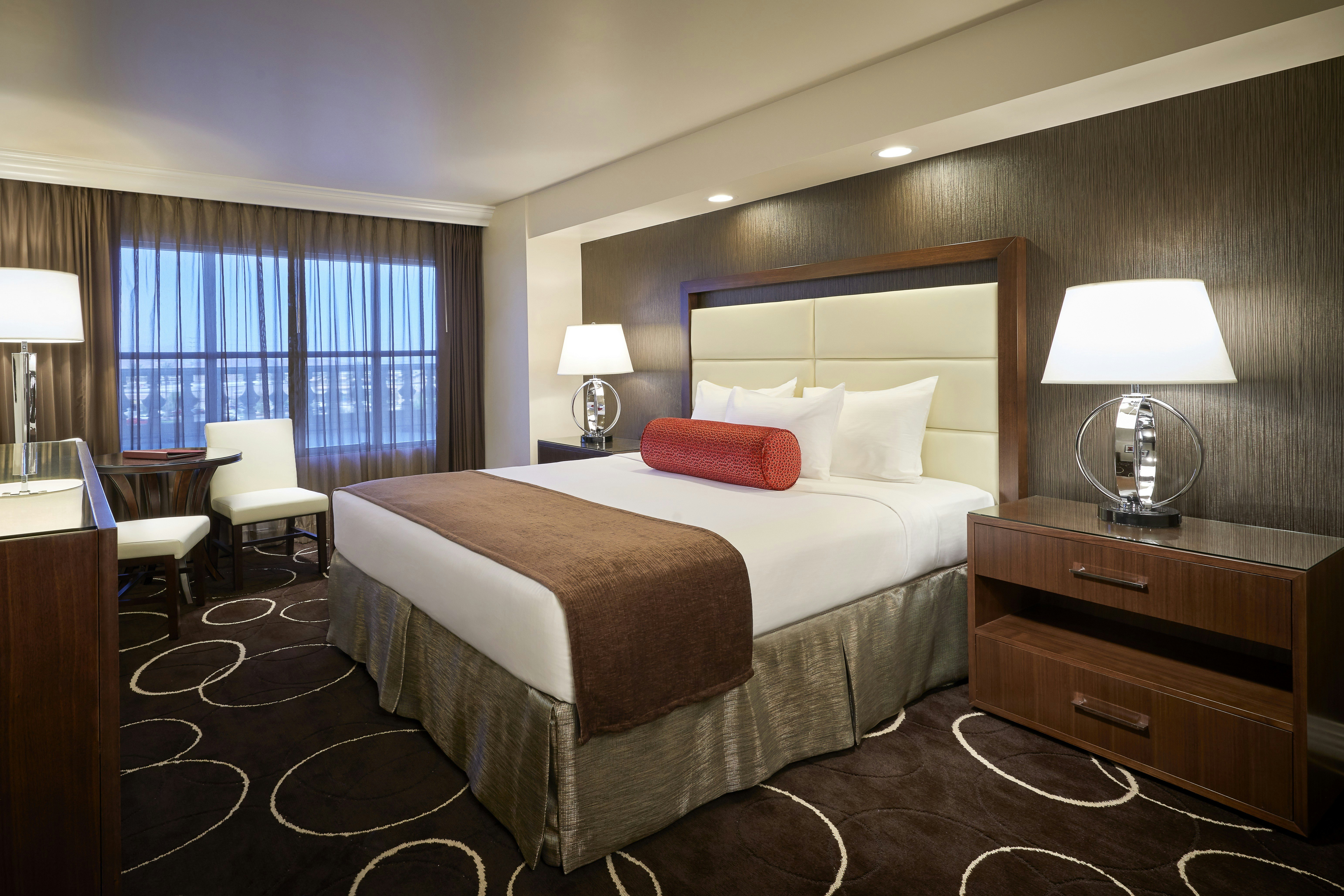 DELUXE, KING BED, WITH VIEW, HIGH FLOOR