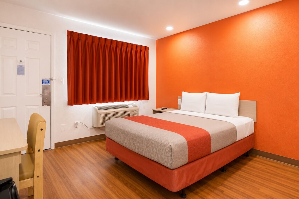 Motel6 Bakersfield, CA - Airport 28/63
