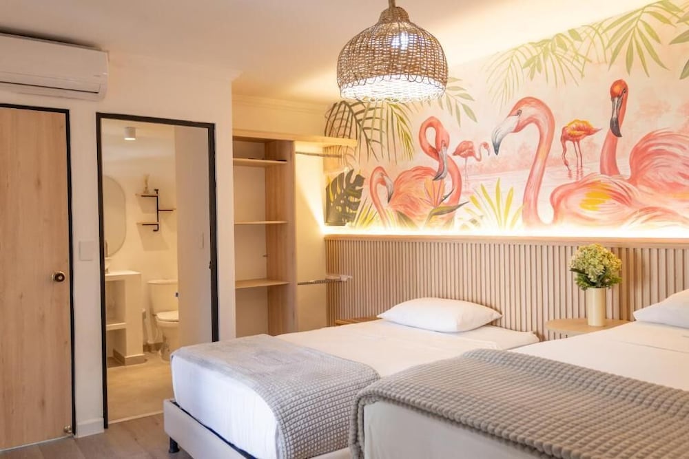 ROOM, QUADRUPLE