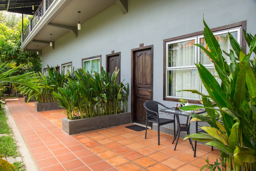 Reveal Courtyard in Reveal Angkor 10/60
