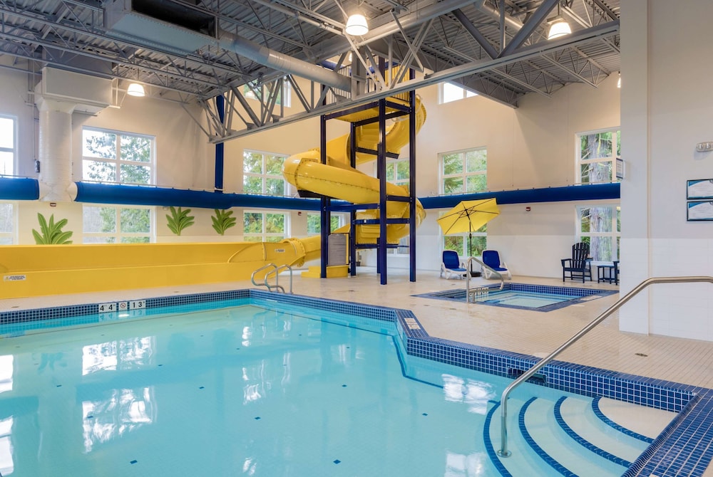Microtel Inn & Suites by Wyndham Oyster Bay 26/56