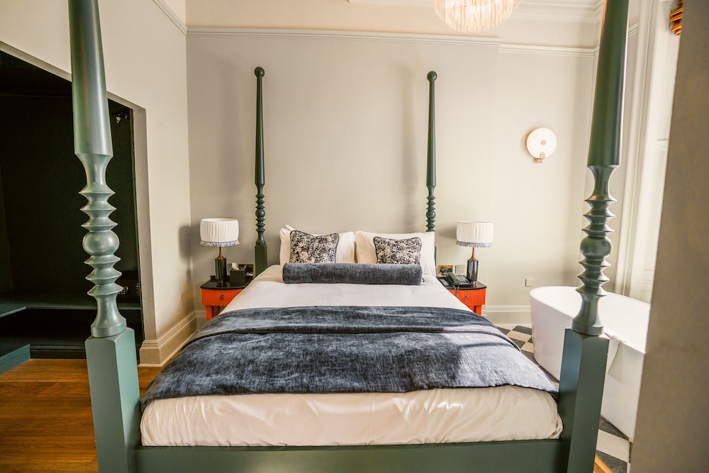 DELUXE, KING BED