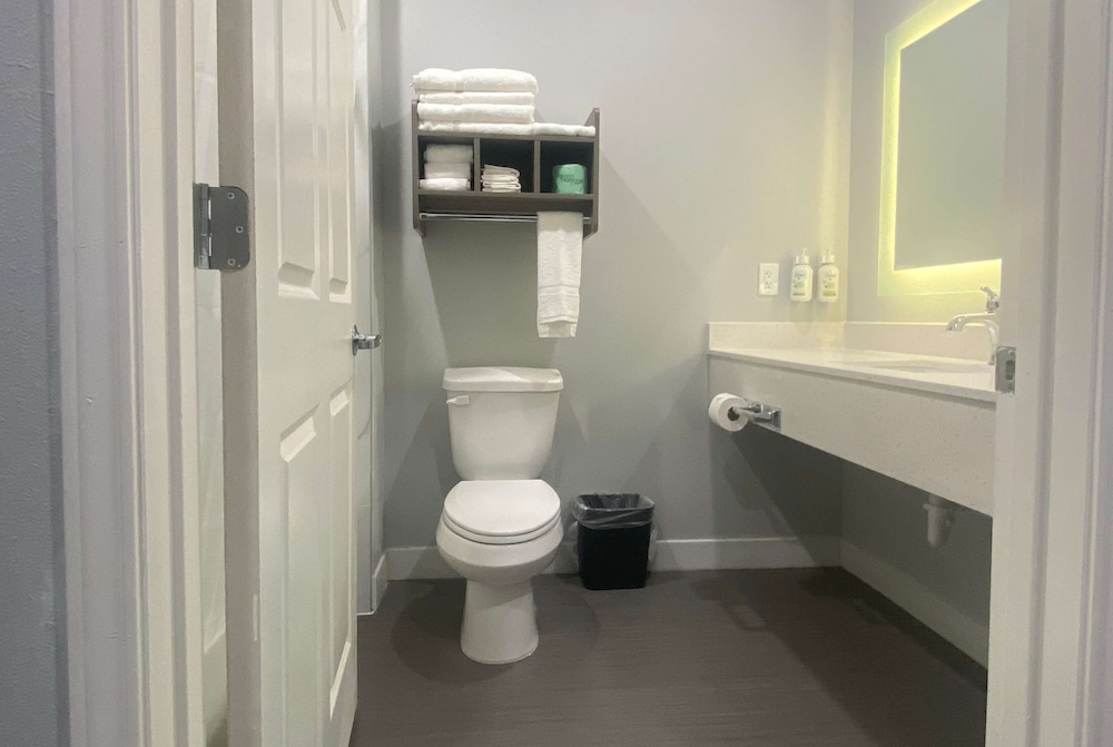 Baymont by Wyndham Freeport Texas 43/50