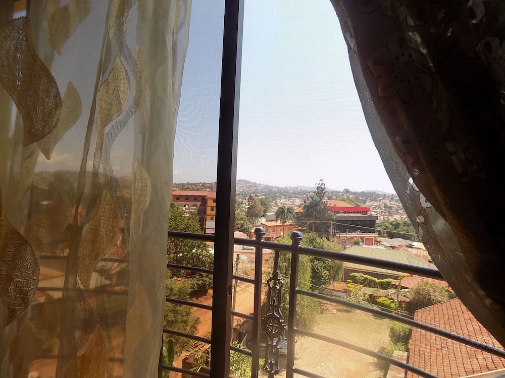 Olina Hotel And Apartments 32/38