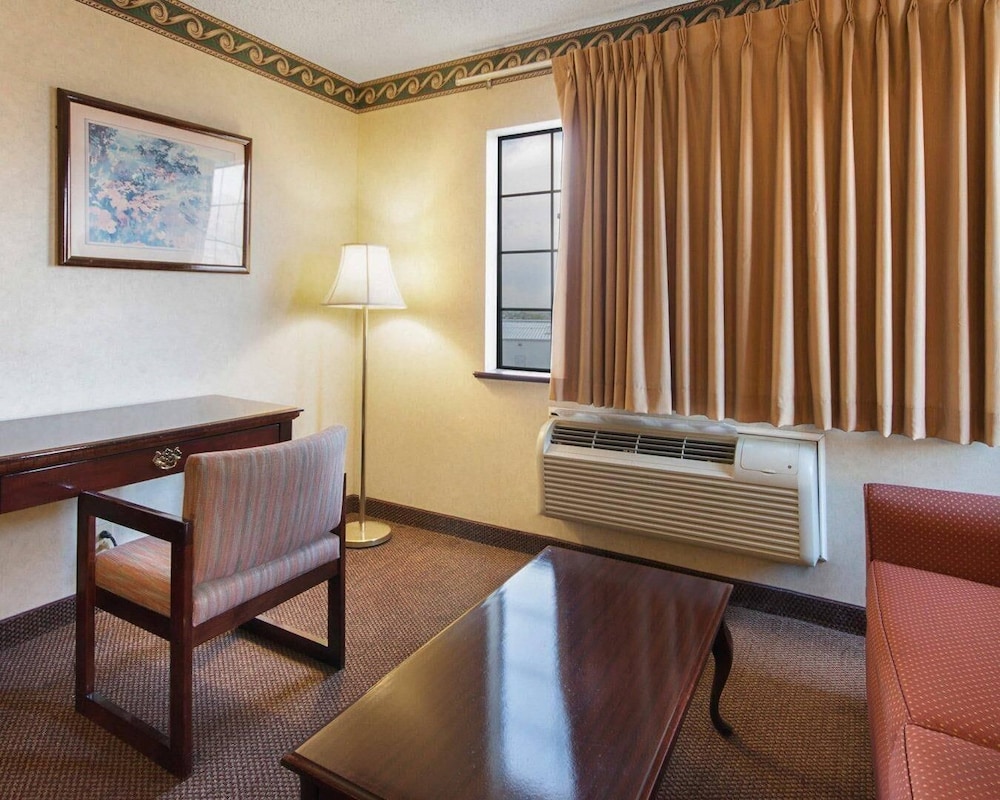 Econo Lodge Inn & Suites El Paso West 31/39