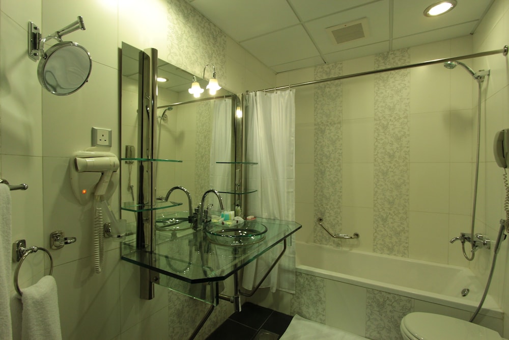 Awaliv International Hotel 68/68