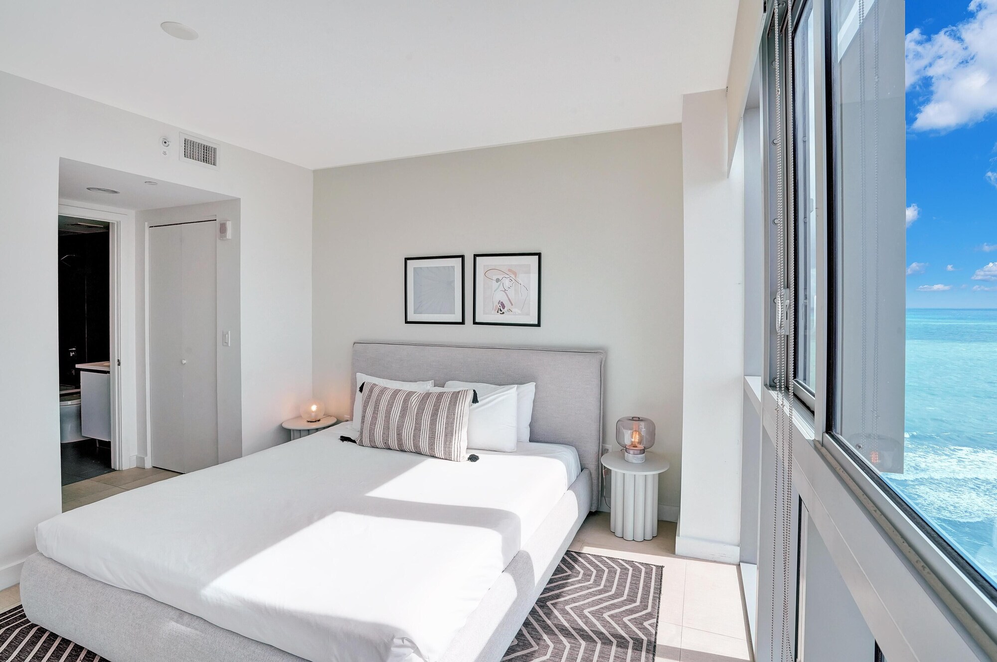 1 Bedroom, Deluxe, Apartment, King Bed, Bay View, Sofa, Corner، Dharma Home Suites Miami At Monte Carlo 3/5