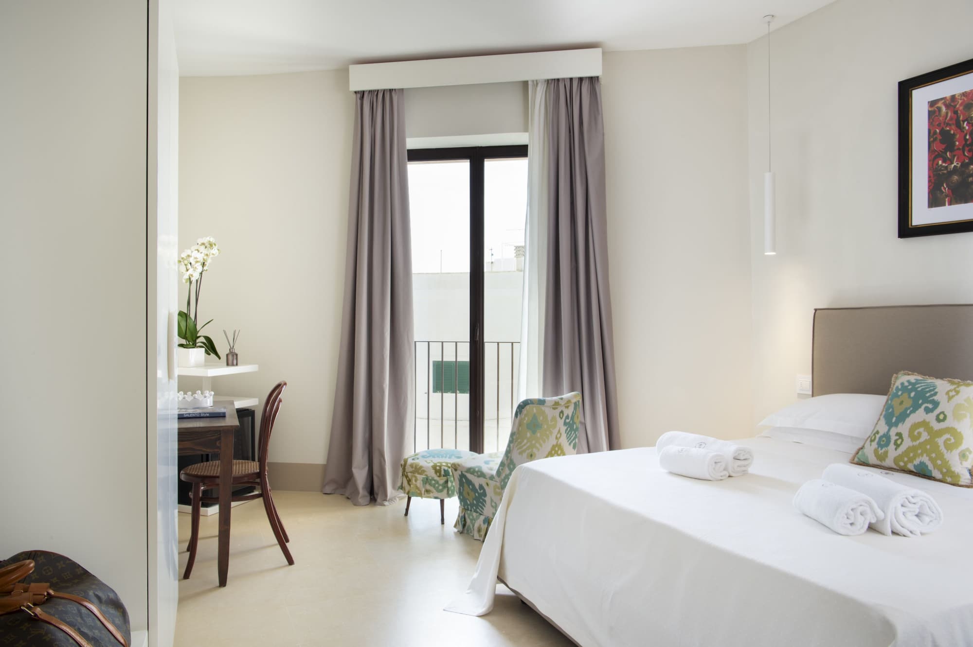 CLASSIC, DOUBLE BED, PARTIAL SEA VIEW