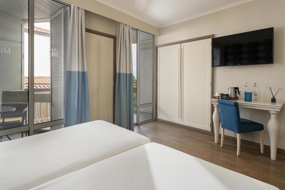SUPERIOR, TWIN BEDS, BALCONY