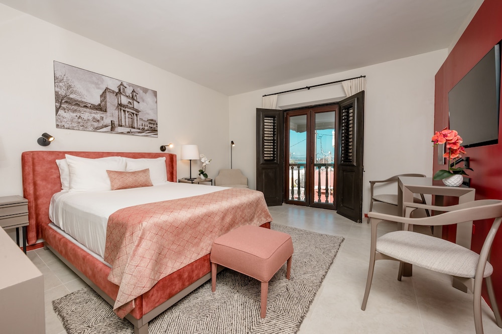 DELUXE, QUEEN BED
