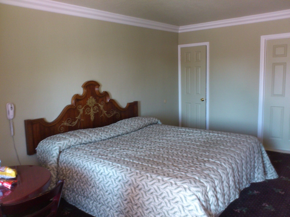 Santa Ana Travel Inn 13/40