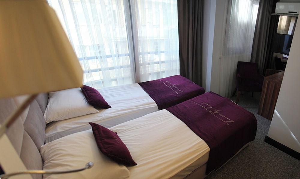 The 22 Hotel 10/50