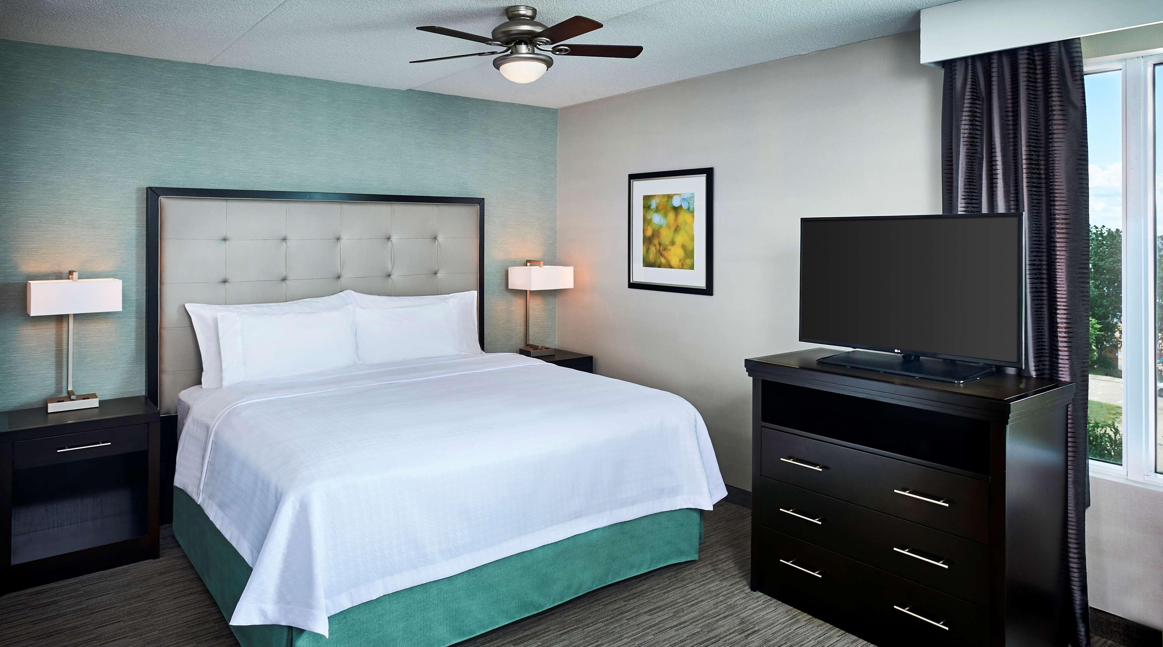 Suite, King Bed, Lake View