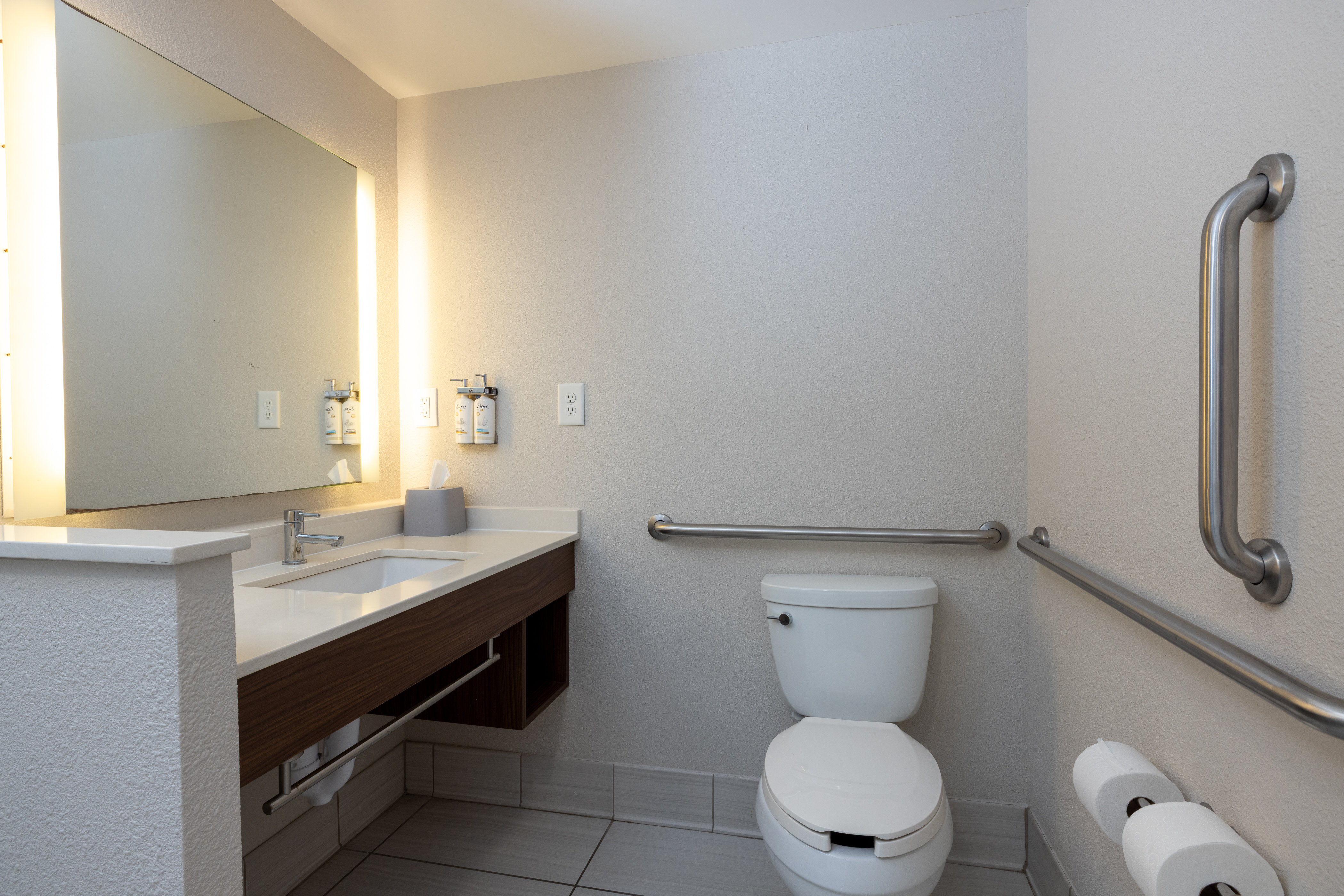 Holiday Inn Express Charleston US Hwy 17 & I-526 76/77