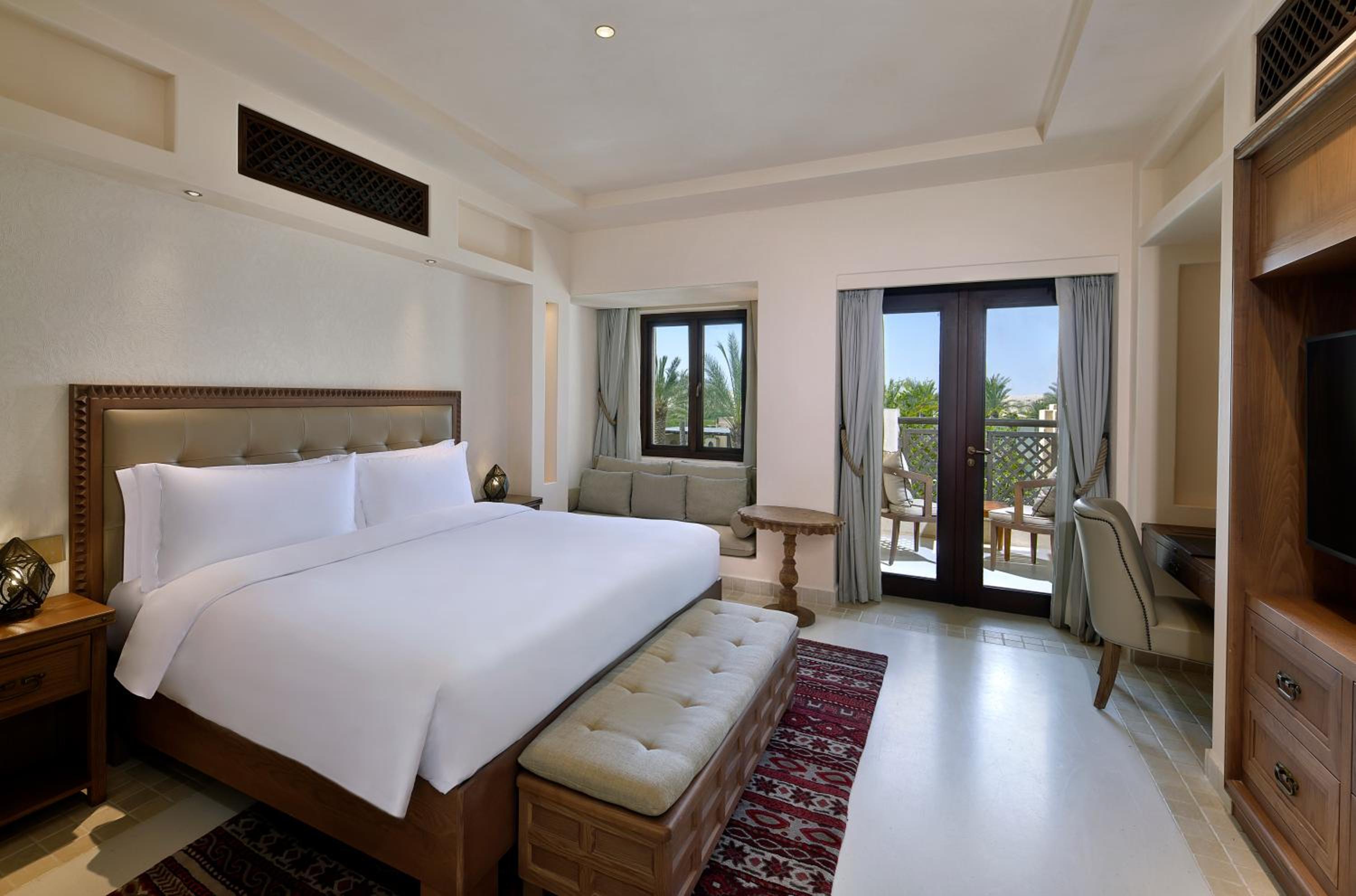 1 Bedroom, Suite, King Bed, with Pool
