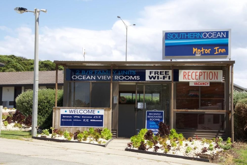 SOUTHERN OCEAN MOTOR INN 4/67