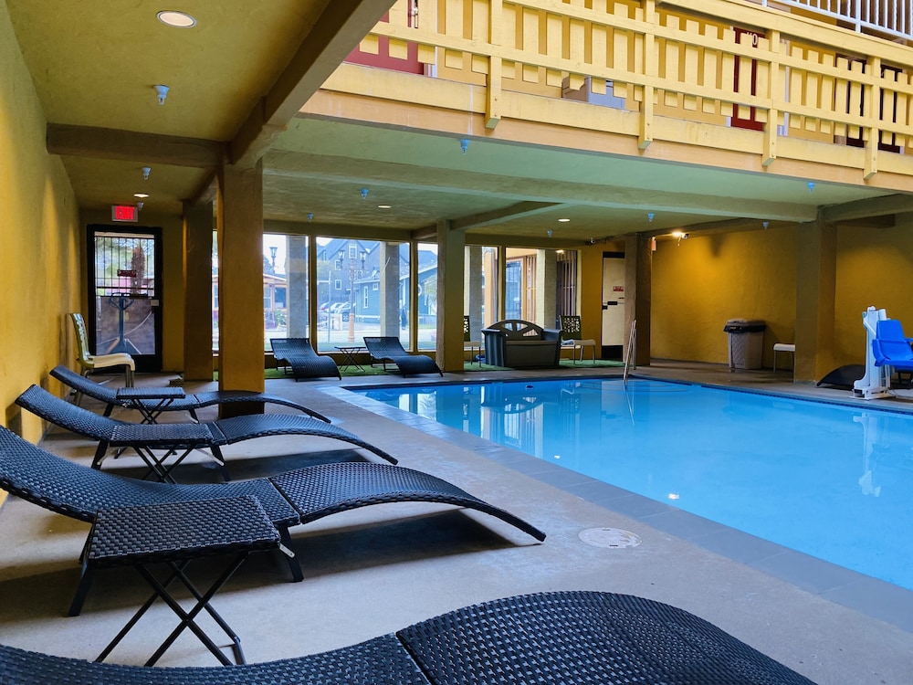 The Aqua Pacific Hotel 13/22