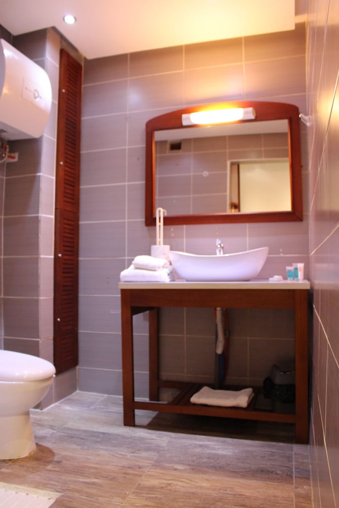 Lewat Hotel 28/30