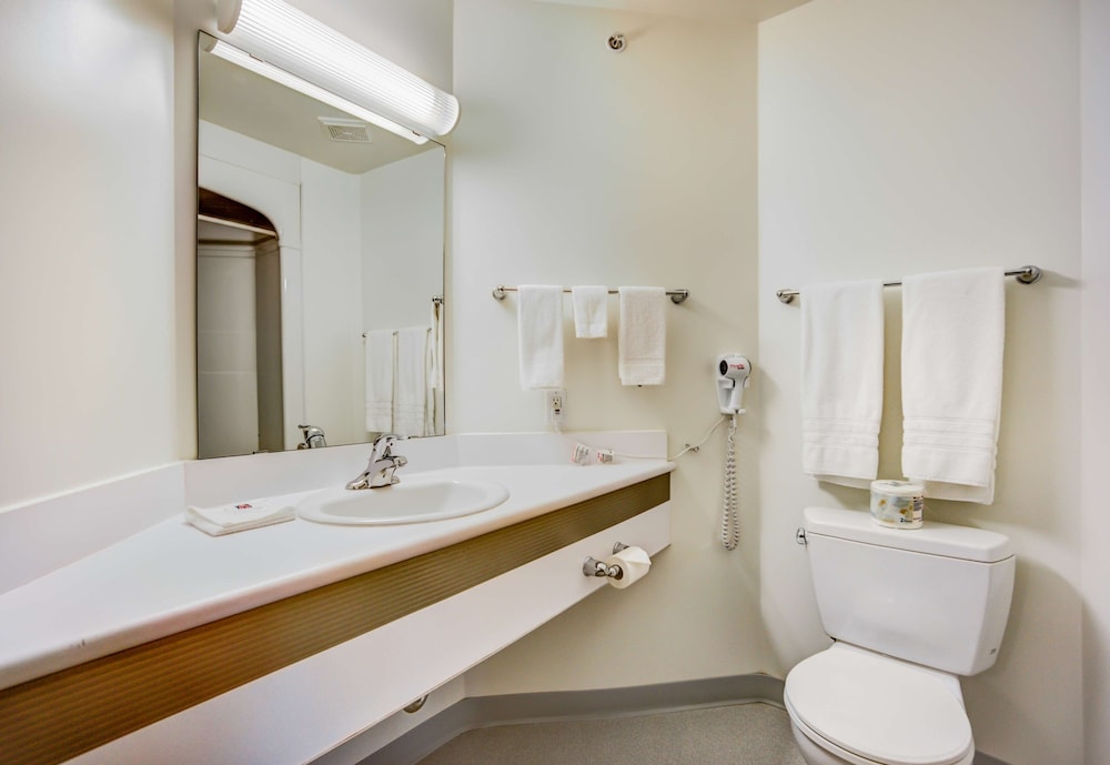Days Inn by Wyndham Stony Plain 42/44