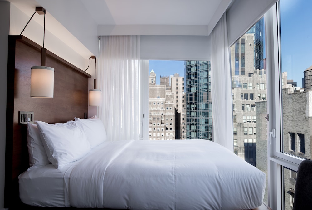 Sky, Queen Bed