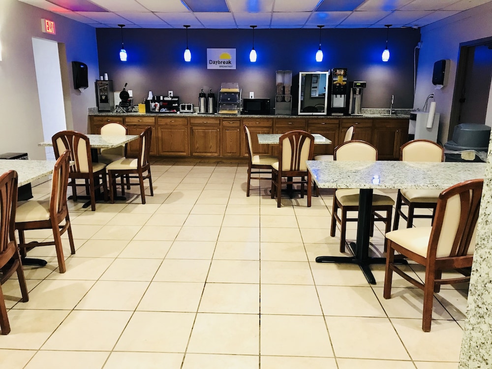 Days Inn By Wyndham Livonia - Detroit 46/59