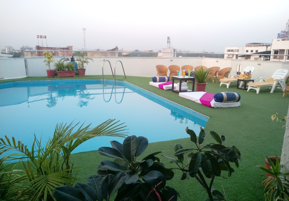 The Oasis Hotel 28/31