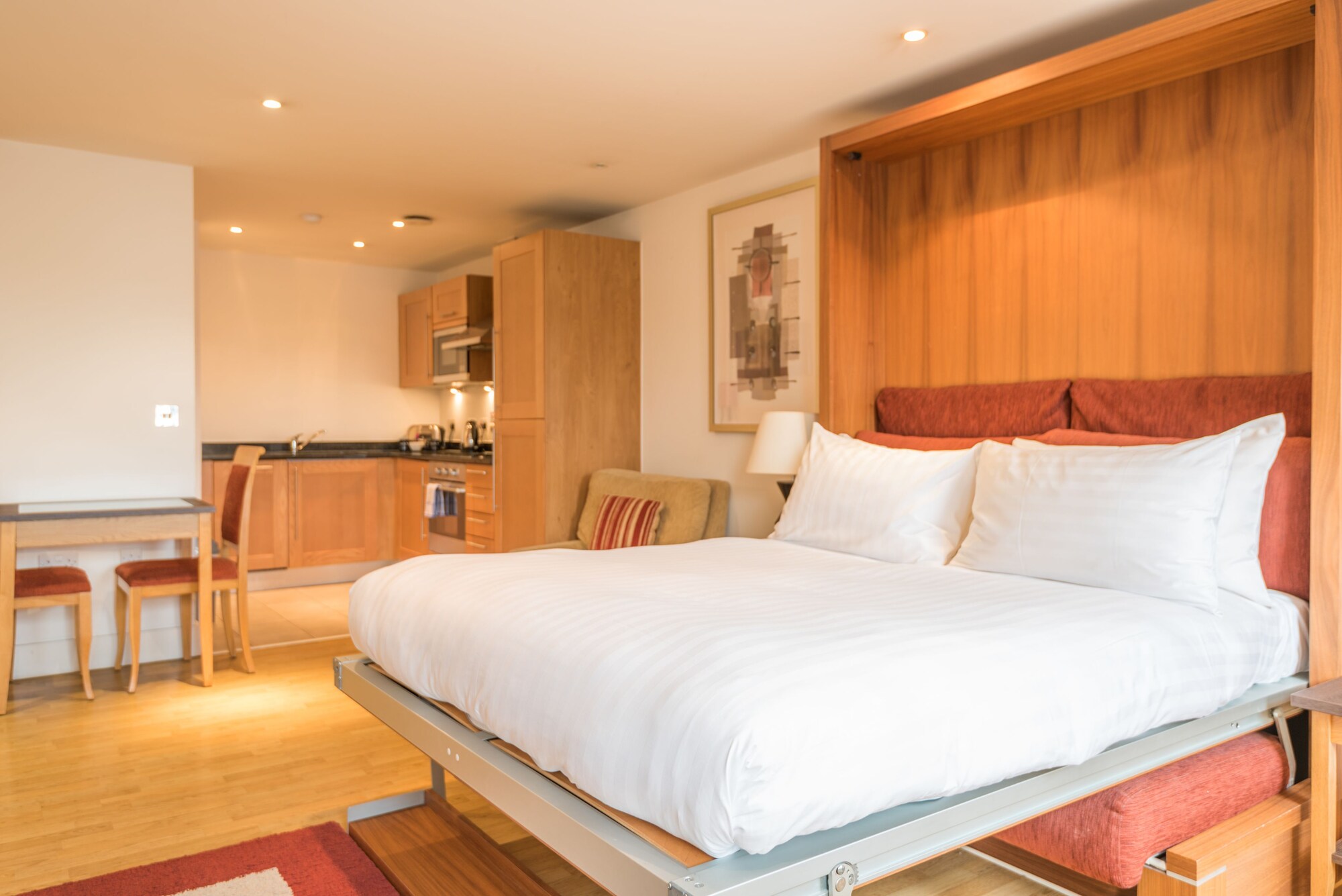 STUDIO, QUEEN BED