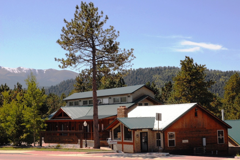 Eagle Fire Lodge Cabins 3/75