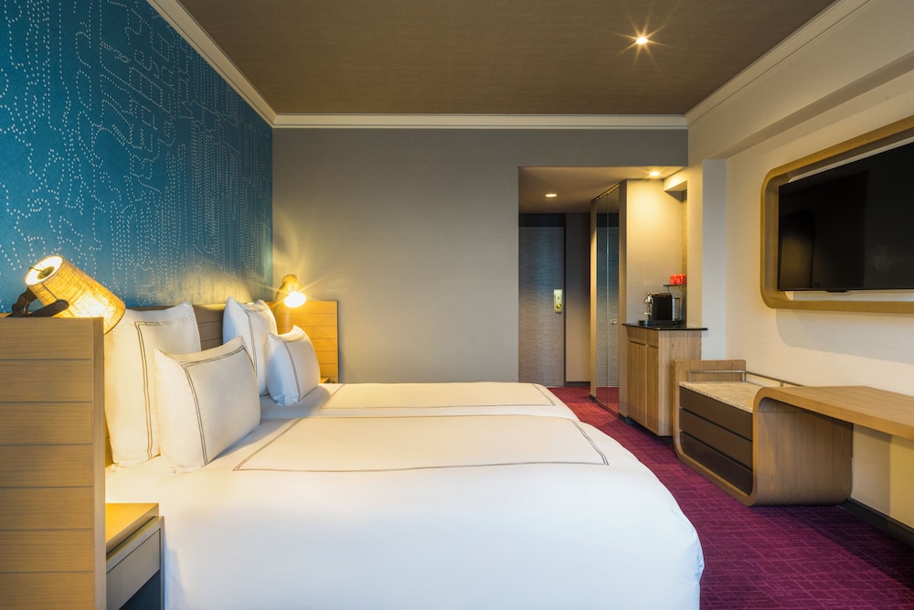 SWISS, EXECUTIVE, TWIN BEDS, EXECUTIVE LOUNGE ACCESS