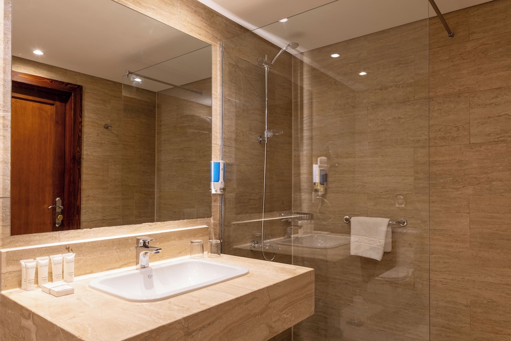 West Bay, Premium, 1 Double and 1 Single Bed, Sea View, Adult Only، Fort Arabesque Beach Resort 2/2