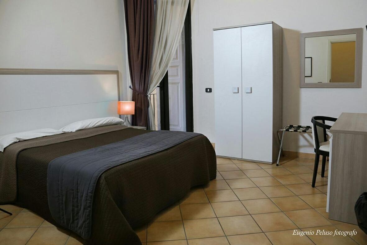 ROOM, DOUBLE OR TWIN BED