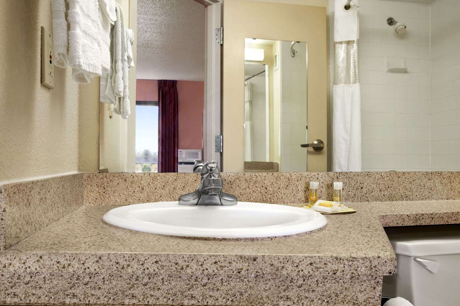 Days Inn & Suites By Wyndham Cedar Rapids 27/27