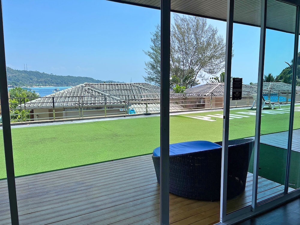 Phi Phi Cliff Beach Resort 48/69