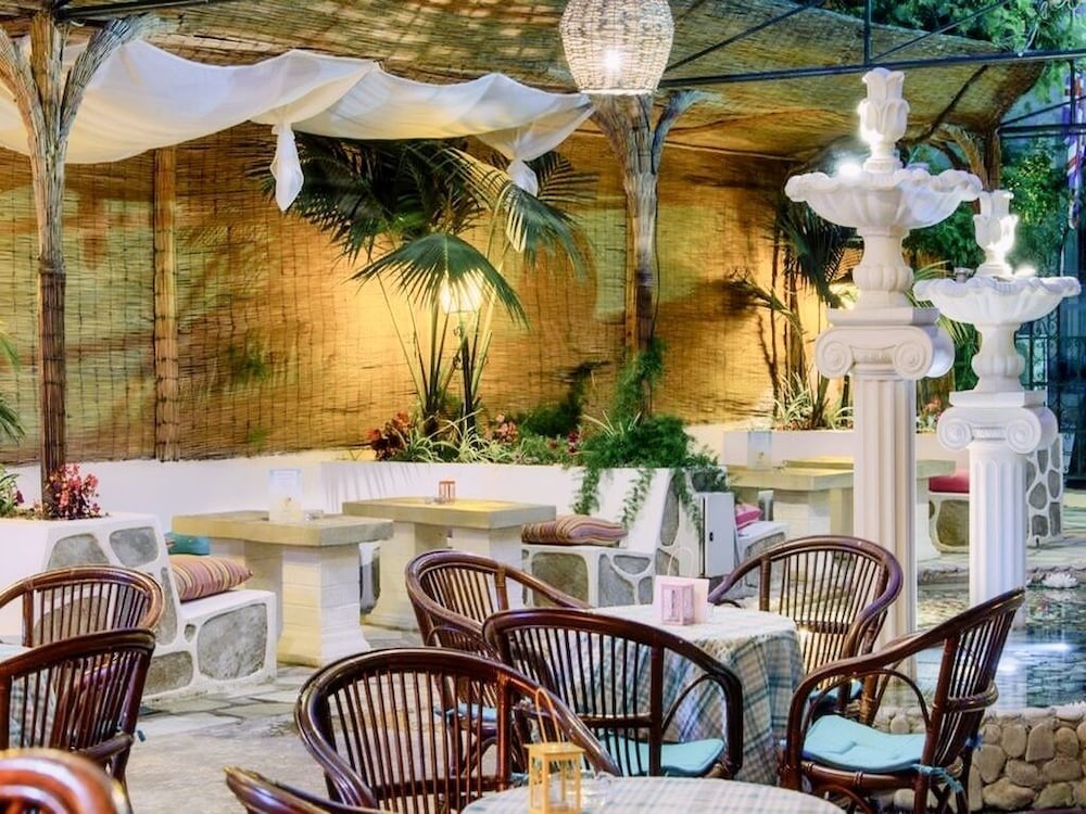 Sirena Beach Hotel 48/56