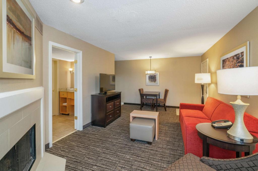 جناح بسريرين كوين مع أريكة لذوي الإعاقة، Homewood Suites by Hilton Lafayette 2/3