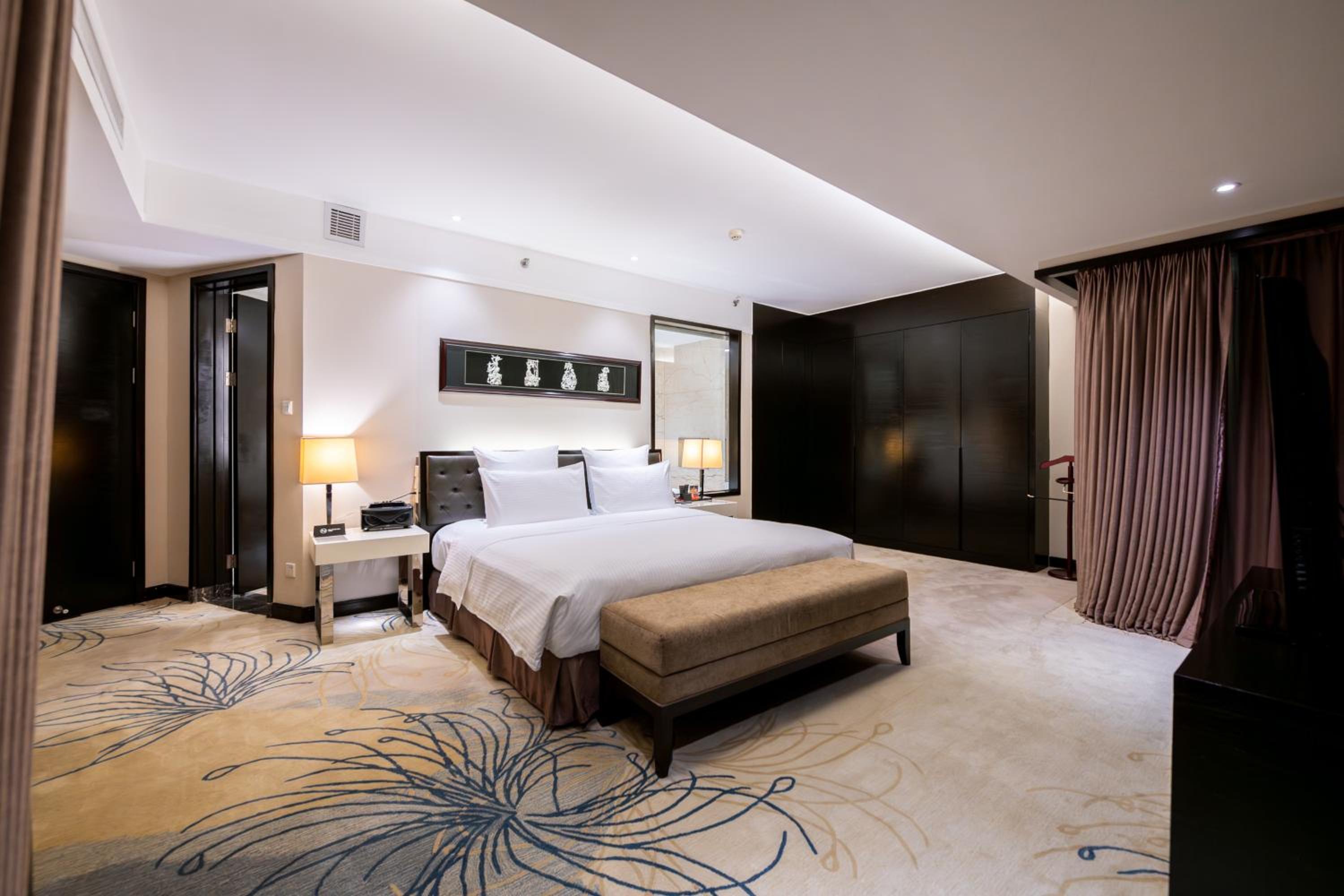 DELUXE, SUITE