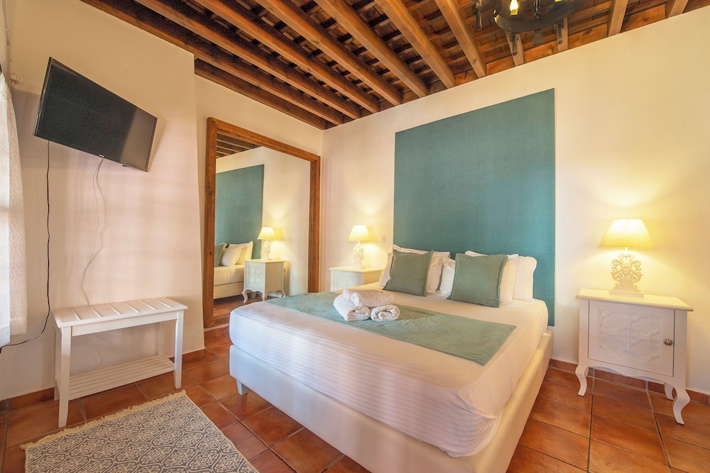 Medium, Double Bed، Saint Artemios Boutique 4/8