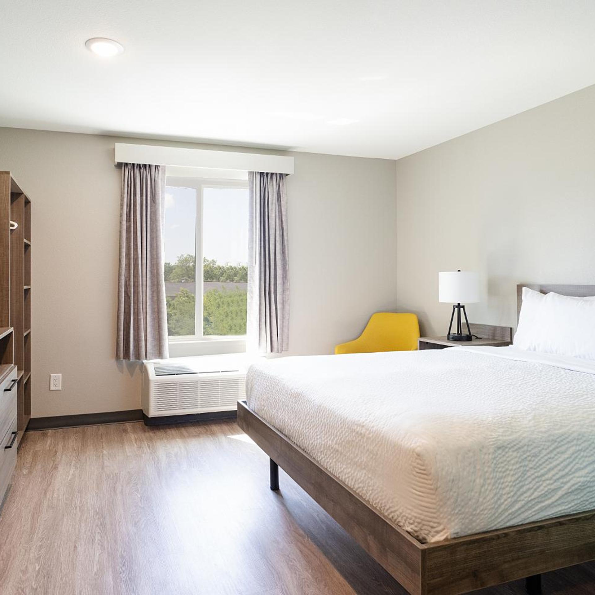 ROOM, QUEEN BED, ACCESSIBLE