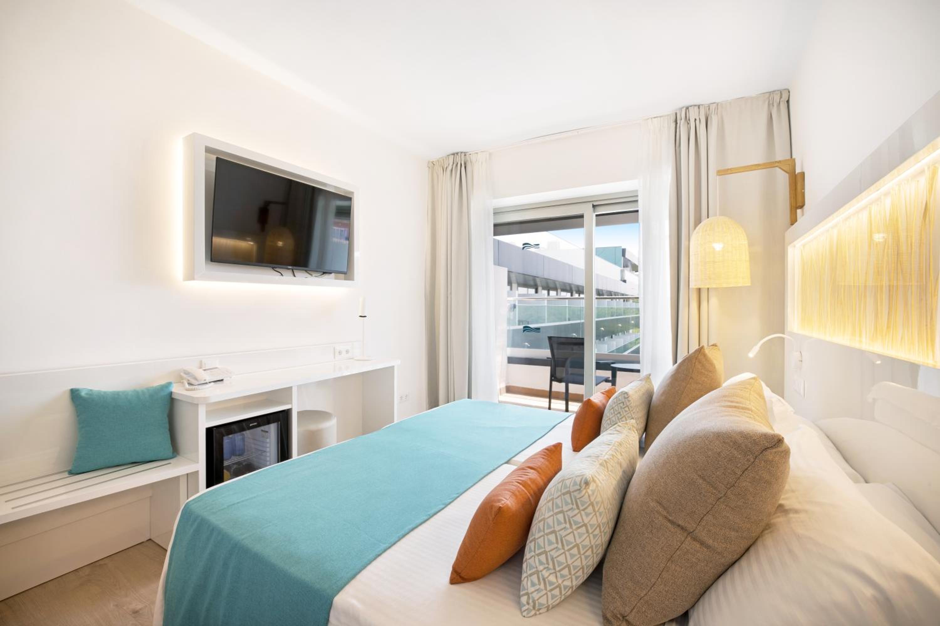 غرفة بسريرين منفصلين بإطلالة على المسبح، Ipanema Beach Hotel 2/5