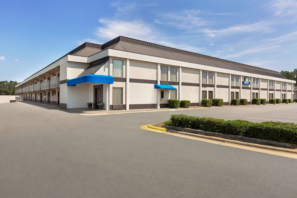 Days Inn & Suites by Wyndham Fort Bragg/Cross Creek Mall 1/41