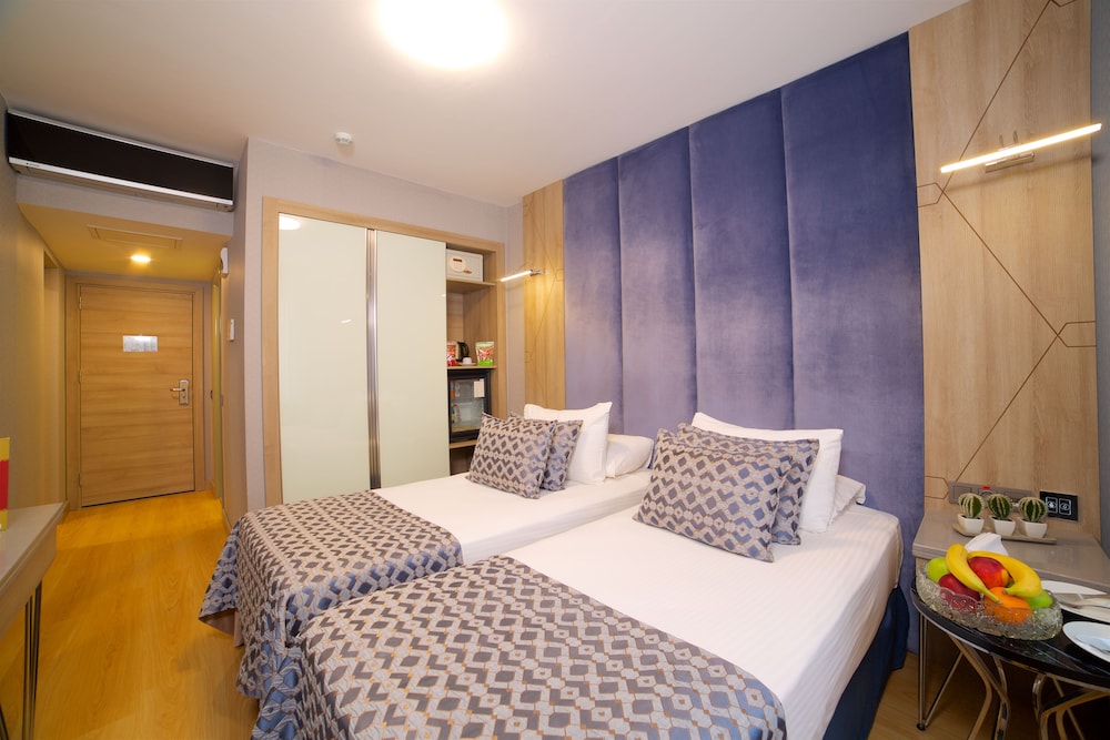 ECONOMY, DOUBLE OR TWIN BED