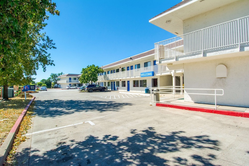 Motel6 Redding, CA - North 30/36