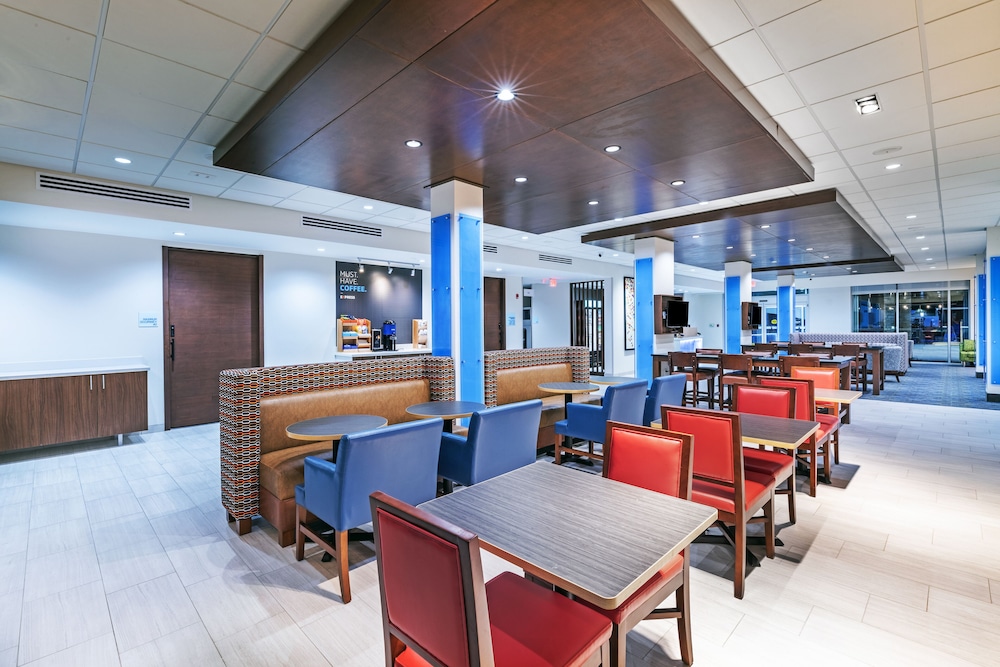 Holiday Inn Express & Suites Parsons 33/39